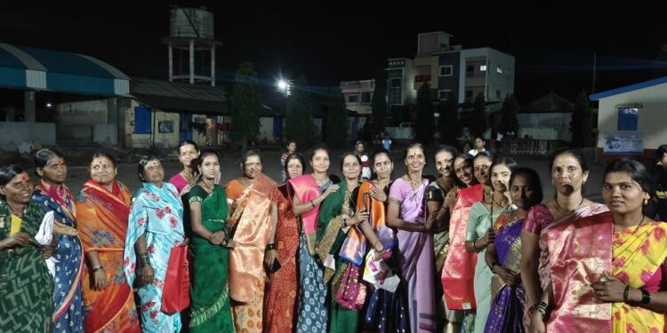 खेळ पैठणीचाः राजापूर गावातील ग्रामस्थांनी केले आयोजन; १५० ते २०० महिलांनी खेळले विविध खेळ