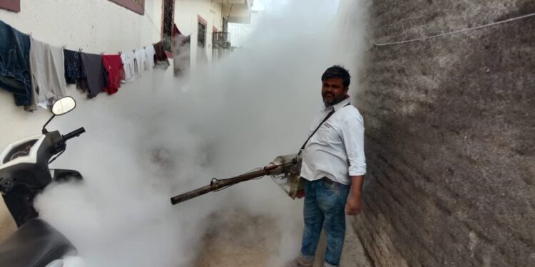 खबरदारीचा उपायः शिक्रापूरमध्ये ग्रामपंचायतीच्या वतीने फवारणी व निर्जंतुकीकरणाची मोहिम, नागरिकांमध्ये समाधान