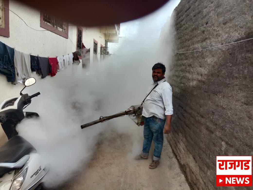 खबरदारीचा उपायः शिक्रापूरमध्ये ग्रामपंचायतीच्या वतीने फवारणी व निर्जंतुकीकरणाची मोहिम, नागरिकांमध्ये समाधान