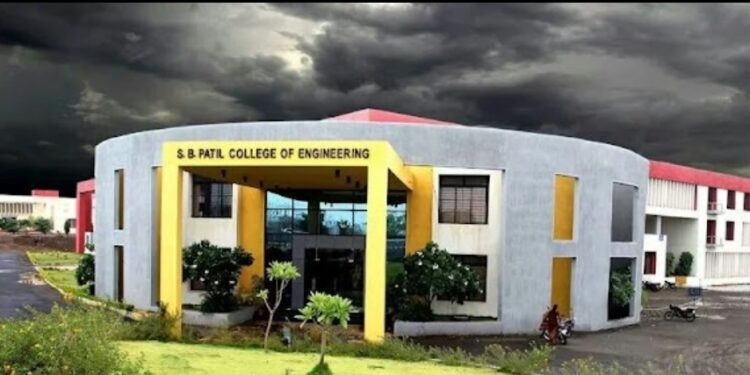 इंदापूरः एसबी पाटील अभियांत्रिकी महाविद्यालयाच्या शिरपेचात मानाचा तुरा; चालू वर्षात ७०० विद्यार्थ्यांचा टप्पा केला पार