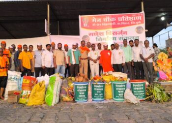 पर्यावरणः भीमा नदीतीरी ११०० किलो निर्माल्याचे संकलन; उपक्रमाचे पोलीस निरीक्षक दिपरतन गायकवाड यांनी केले कौतुक