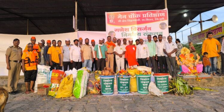 पर्यावरणः भीमा नदीतीरी ११०० किलो निर्माल्याचे संकलन; उपक्रमाचे पोलीस निरीक्षक दिपरतन गायकवाड यांनी केले कौतुक