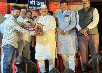 पुरंदर तालुक्यातील कला दिग्दर्शकाच्या कार्याचा सन्मान; यंदाचा The Icon Award संदीप इनामके यांना संभाजी झेंडे यांच्या हस्ते प्रदान