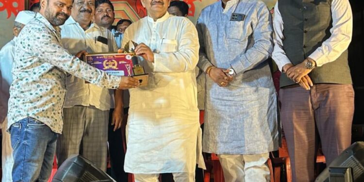 पुरंदर तालुक्यातील कला दिग्दर्शकाच्या कार्याचा सन्मान; यंदाचा The Icon Award संदीप इनामके यांना संभाजी झेंडे यांच्या हस्ते प्रदान