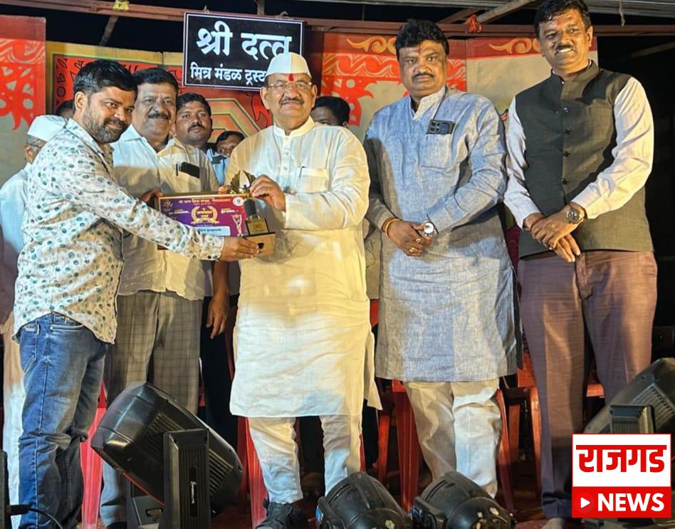 पुरंदर तालुक्यातील कला दिग्दर्शकाच्या कार्याचा सन्मान; यंदाचा The Icon Award संदीप इनामके यांना संभाजी झेंडे यांच्या हस्ते प्रदान