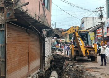 भोरः अवस्था रेंगाळलेल्या कामाची; जेसीबीच्या साह्याने खोदाई, घराच्या फाऊंडेशनला लागला धक्का, जाब विचारणाऱ्या नागरिकांना अरेरावीची भाषा