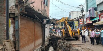 भोरः अवस्था रेंगाळलेल्या कामाची; जेसीबीच्या साह्याने खोदाई, घराच्या फाऊंडेशनला लागला धक्का, जाब विचारणाऱ्या नागरिकांना अरेरावीची भाषा
