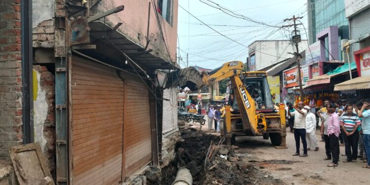 भोरः अवस्था रेंगाळलेल्या कामाची; जेसीबीच्या साह्याने खोदाई, घराच्या फाऊंडेशनला लागला धक्का, जाब विचारणाऱ्या नागरिकांना अरेरावीची भाषा