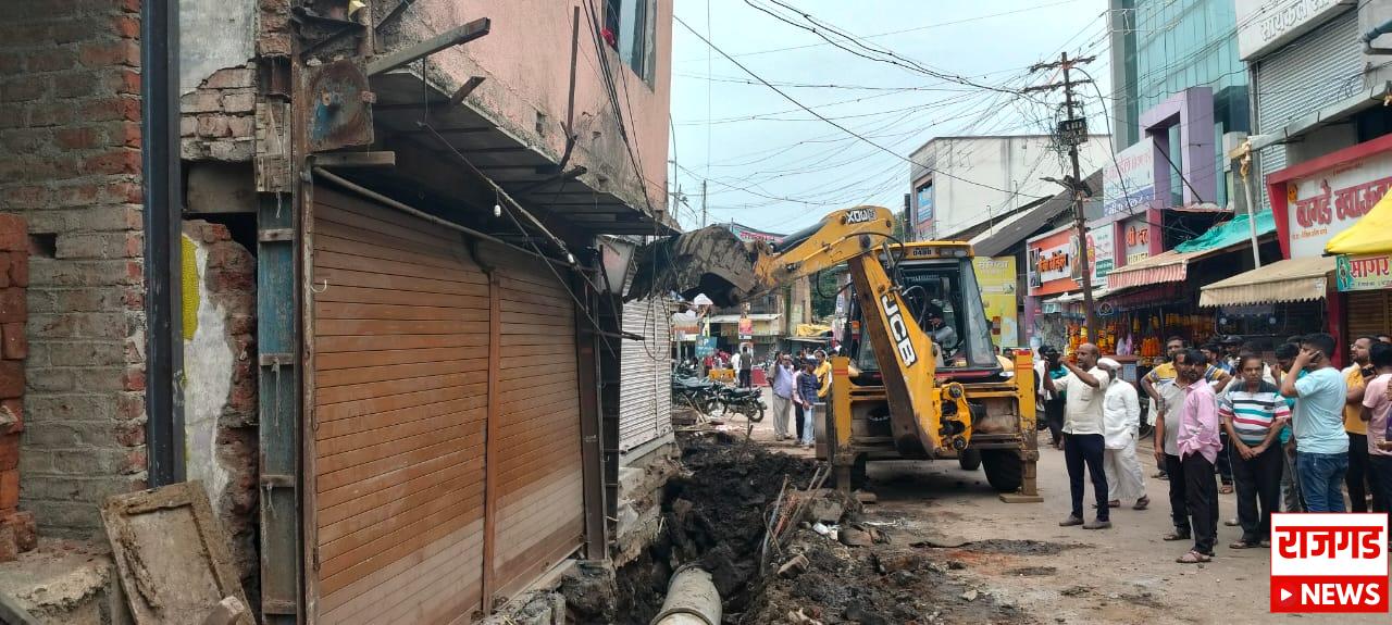 भोरः अवस्था रेंगाळलेल्या कामाची; जेसीबीच्या साह्याने खोदाई, घराच्या फाऊंडेशनला लागला धक्का, जाब विचारणाऱ्या नागरिकांना अरेरावीची भाषा