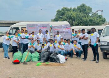 पुरंदरः निरेतील निरा नदी व दत्तघाट परिसराची साफसफाई;  ३० ते ४० जणांच्या ग्रृपने मिळून केली स्वच्छता, मोठ्या प्रमाणावर कचऱ्याचे झाले संकलन