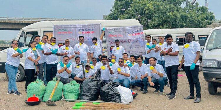 पुरंदरः निरेतील निरा नदी व दत्तघाट परिसराची साफसफाई;  ३० ते ४० जणांच्या ग्रृपने मिळून केली स्वच्छता, मोठ्या प्रमाणावर कचऱ्याचे झाले संकलन