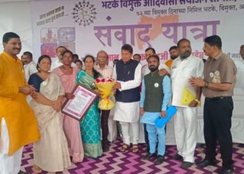 मुंबईः भटके विमुक्त आदिवासी संवादयात्रेची सांगता; अनेकांकडून कलाविष्कार सादर, शिक्षणमंत्री दिपक केसरकरांना दिले विविध मागण्याचे निवेदन