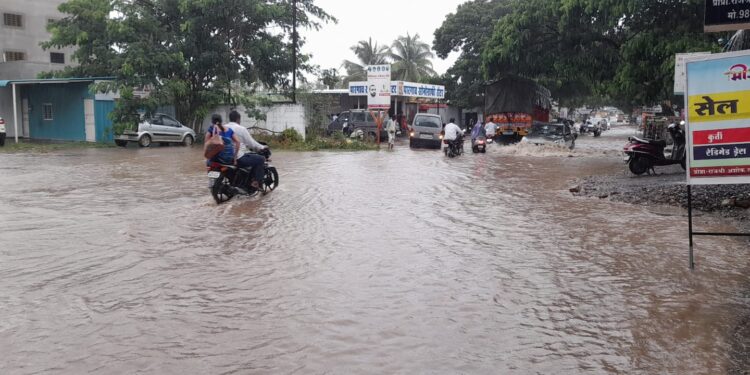 दौंडः तालुक्यात पावसाचा कहर; पारगांवातील बाजारपेठेत, शेतामध्ये, रस्त्यावर पाणीच पाणी… नागरिकांचे प्रचंड हाल!
