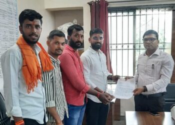 तिरुपती बालाजी प्रसादाच्या लाडूत जनावरांच्या जरबीचे तेल मिसळणाऱ्यांवर गुन्हे दाखल करा; महाराष्ट्र मंदिर महासंघाच्या वतीने दौंड तहसिलदार यांना निवेदन