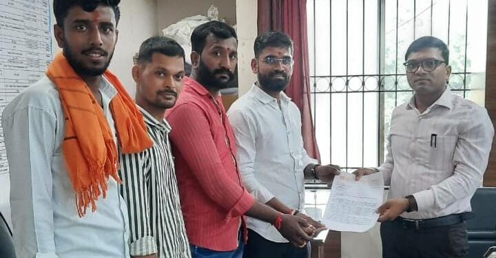 तिरुपती बालाजी प्रसादाच्या लाडूत जनावरांच्या जरबीचे तेल मिसळणाऱ्यांवर गुन्हे दाखल करा; महाराष्ट्र मंदिर महासंघाच्या वतीने दौंड तहसिलदार यांना निवेदन