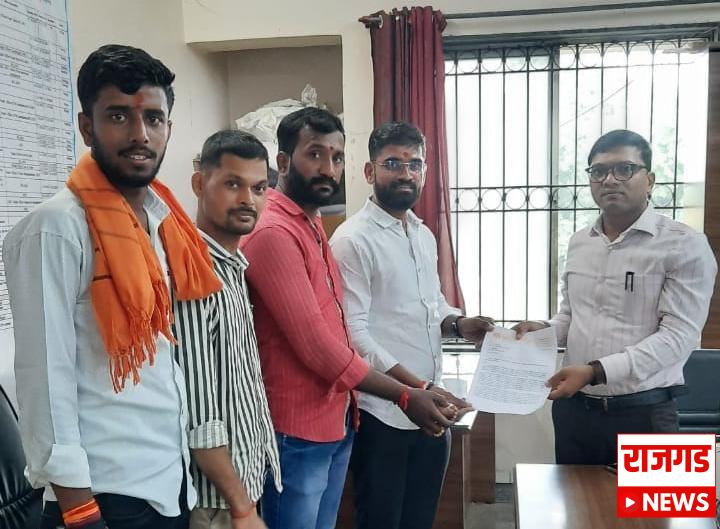 तिरुपती बालाजी प्रसादाच्या लाडूत जनावरांच्या जरबीचे तेल मिसळणाऱ्यांवर गुन्हे दाखल करा; महाराष्ट्र मंदिर महासंघाच्या वतीने दौंड तहसिलदार यांना निवेदन