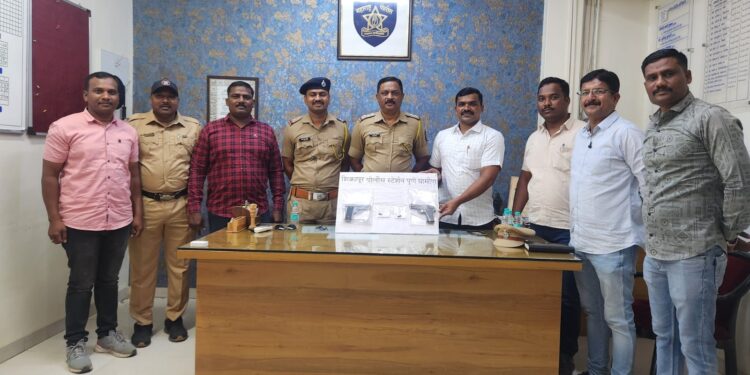 शिक्रापुरः ३ आरोपींकडून २ गावठी पिस्टलसह २ जिवंत काडतुसे जप्त, गुन्हे शोध पथकाची कारवाई