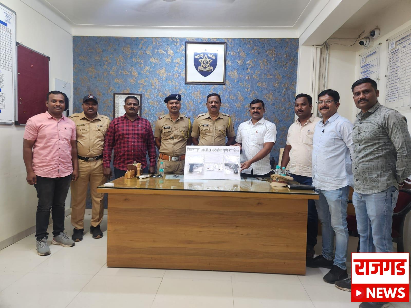 शिक्रापुरः ३ आरोपींकडून २ गावठी पिस्टलसह २ जिवंत काडतुसे जप्त, गुन्हे शोध पथकाची कारवाई