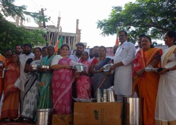 Jejuri: गरजू महिलांना गृहउपयोगी वस्तूंच्या संचाचे वाटप; ८० महिलांनी घेतला लाभ, विश्वकर्मा योजनेच्या प्रमाणपत्रांचेही वाटप