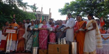 Jejuri: गरजू महिलांना गृहउपयोगी वस्तूंच्या संचाचे वाटप; ८० महिलांनी घेतला लाभ, विश्वकर्मा योजनेच्या प्रमाणपत्रांचेही वाटप