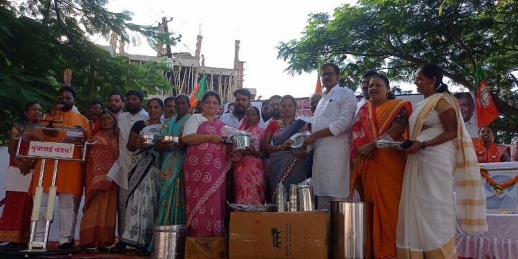 Jejuri: गरजू महिलांना गृहउपयोगी वस्तूंच्या संचाचे वाटप; ८० महिलांनी घेतला लाभ, विश्वकर्मा योजनेच्या प्रमाणपत्रांचेही वाटप