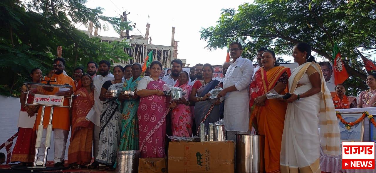 Jejuri: गरजू महिलांना गृहउपयोगी वस्तूंच्या संचाचे वाटप; ८० महिलांनी घेतला लाभ, विश्वकर्मा योजनेच्या प्रमाणपत्रांचेही वाटप