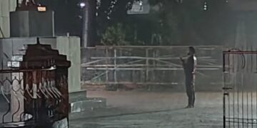 पारगांवः शिवभक्ताने भर पावसात उभं राहून केली छत्रपती शिवाजी महाराजांची आरती व पूजा; सोशल मीडिया व परिसरातून कौतुक