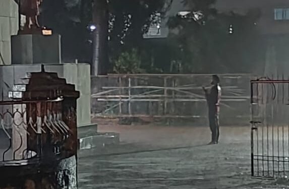 पारगांवः शिवभक्ताने भर पावसात उभं राहून केली छत्रपती शिवाजी महाराजांची आरती व पूजा; सोशल मीडिया व परिसरातून कौतुक