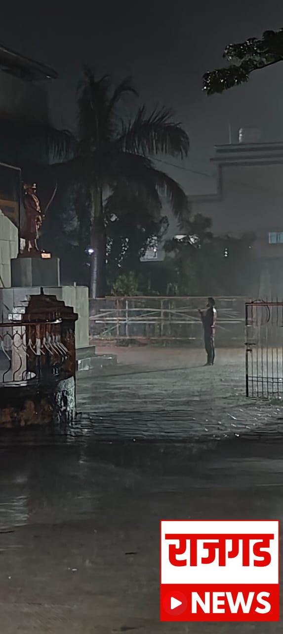 पारगांवः शिवभक्ताने भर पावसात उभं राहून केली छत्रपती शिवाजी महाराजांची आरती व पूजा; सोशल मीडिया व परिसरातून कौतुक