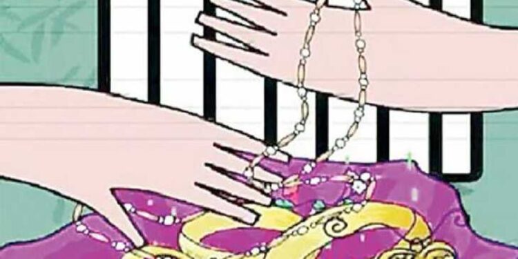 पोलीस असल्याची बतावणीः ८५ हजार किंमतीचा सोन्याचा ऐवज केला लंपास; शिरवळच्या शिंदेवाडी फाट्यावरील घटना