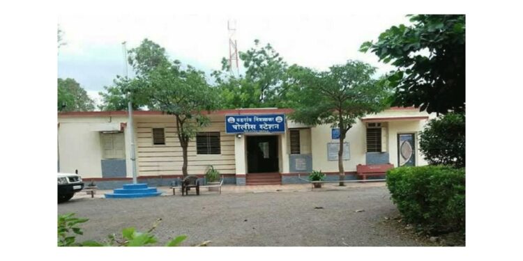 सूरज चव्हाणला भेटायला आलेल्या पाच जणांना मारहाण; आरोपीने फिर्यादाचा मोबाईल फोडला, वडगाव निंबाळकर पोलीस स्टेशनमध्ये गुन्हा दाखल