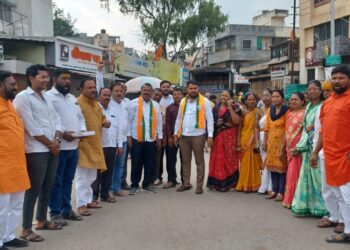 जेजुरीत हरियाणा विजयाबद्दल भाजपकडून एकमेकांना पेढे भरवत जल्लोष