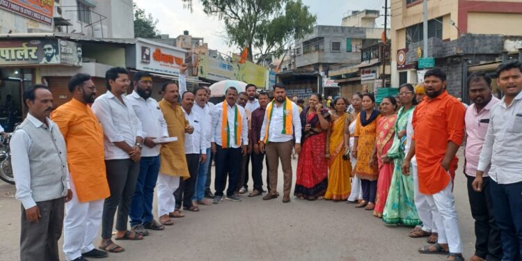 जेजुरीत हरियाणा विजयाबद्दल भाजपकडून एकमेकांना पेढे भरवत जल्लोष