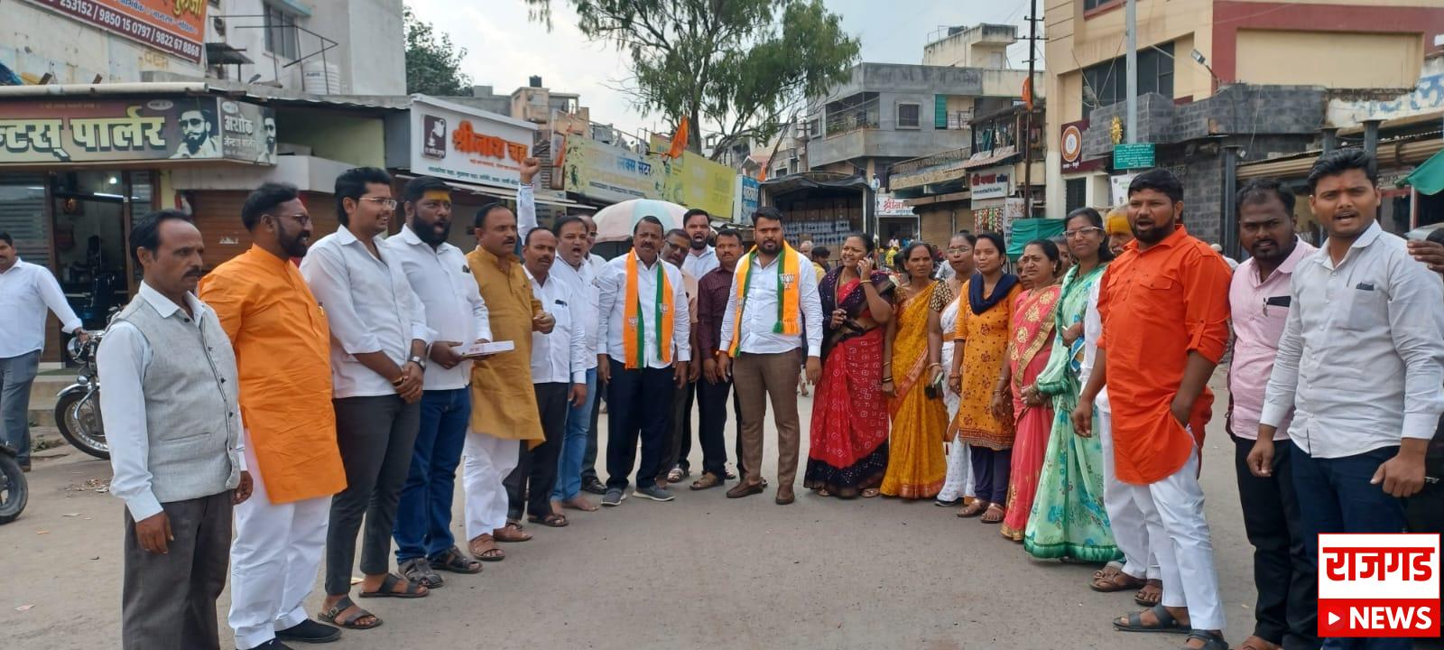 जेजुरीत हरियाणा विजयाबद्दल भाजपकडून एकमेकांना पेढे भरवत जल्लोष