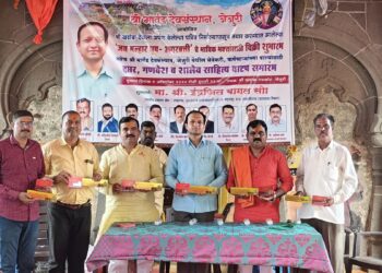जेजुरीः भाविकांनी अर्पण केलेल्या पवित्र निर्माल्यापासून तयार केलेल्या जय मल्हार अगरबत्ती व धूप विक्रीचा शुभारंभ