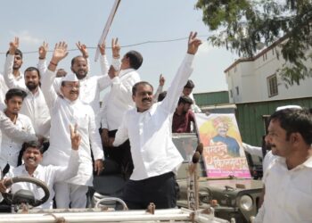 सासवडः मा. सनदी अधिकारी संभाजीराव झेंडेंकडून जोरदार ‘शक्ती प्रदर्शन’; रॅलीचे आयोजन करुन दाखल केला ‘अपक्ष’ उमेदवारी अर्ज 