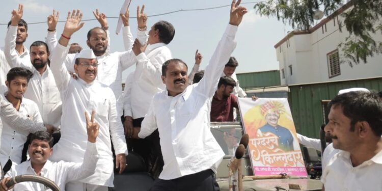 सासवडः मा. सनदी अधिकारी संभाजीराव झेंडेंकडून जोरदार ‘शक्ती प्रदर्शन’; रॅलीचे आयोजन करुन दाखल केला ‘अपक्ष’ उमेदवारी अर्ज