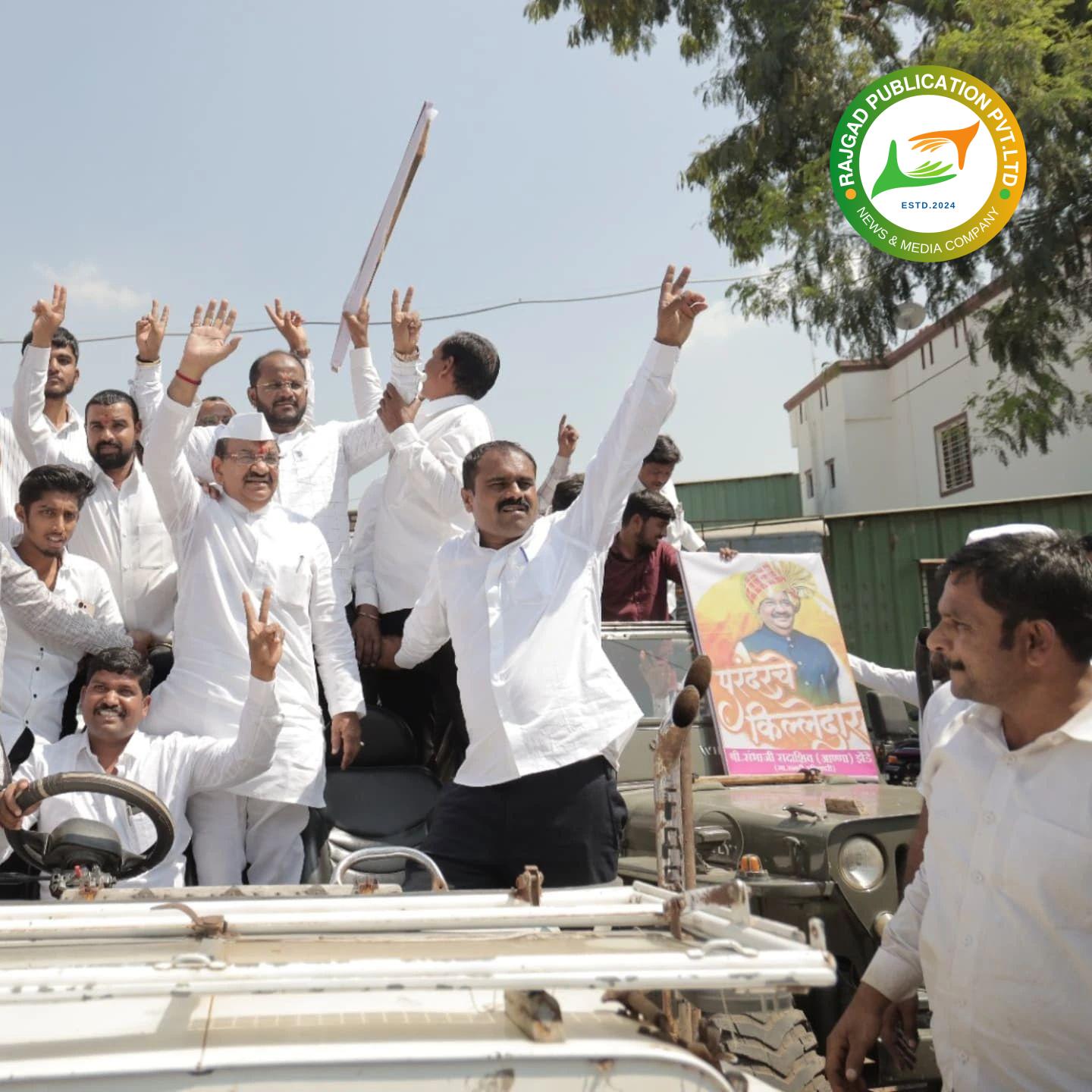 सासवडः मा. सनदी अधिकारी संभाजीराव झेंडेंकडून जोरदार ‘शक्ती प्रदर्शन’; रॅलीचे आयोजन करुन दाखल केला ‘अपक्ष’ उमेदवारी अर्ज