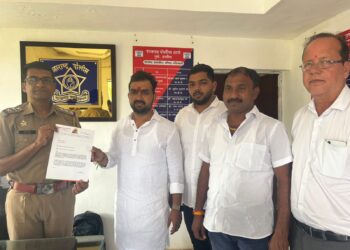 काँग्रेस कार्यकर्त्यांवरील गुन्हे मागे घेण्याबाबत नगरसेवक किरण दगडे पाटील यांचे पोलिसांना निवेदन