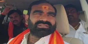 कळमनुरीः आमदार संतोष बांगरांनी लगावली दोघांच्या कानशिलात, घटनेचा व्हिडिओ आला समोर, कार्यकर्त्याला मंदिराचा हिशोब का मागता म्हणून केली मारहाण ?