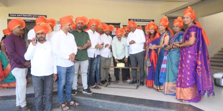 स्नेहमेळावाः कै. काशिनाथराव खुटवड विद्यालयात २००३ सालचे माजी विद्यार्थी आले एकत्र; विद्यार्थीदशेतील जुन्या आठवणींना मिळाला उजाळा