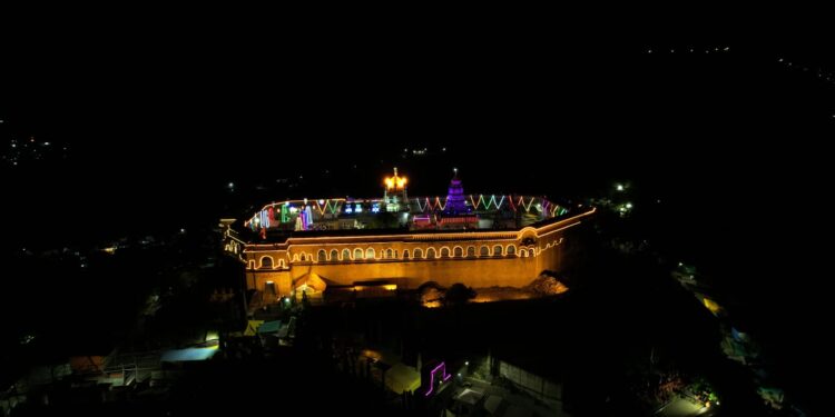 जेजुरीगडावर विधिवत पद्धतीने घटस्थापना; गडाला आकर्षक विद्युत रोषणाई