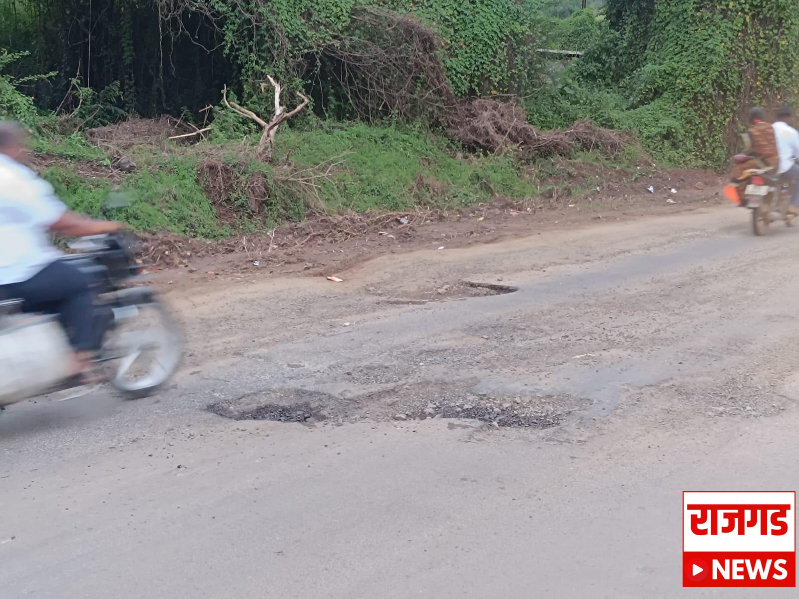 दुरावस्थाः भोर-रायरेश्वर रस्त्यावरील खड्डे ठरताहेत जीवघेणे; खड्डे बुजविण्याची स्थानिक नागरिक व प्रवाशांची मागणी
