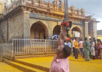 जेजुरीः ट्रस्टीच्या मनमानी कारभारामुळे विजयादशमीचा मानकरी जेजुरीचा ऐतिहासिक ‘महाखंडा’ अद्यापही उपेक्षित; शस्त्राचा अवमान केल्याची नागरिकांनी व्यक्त केली खंत