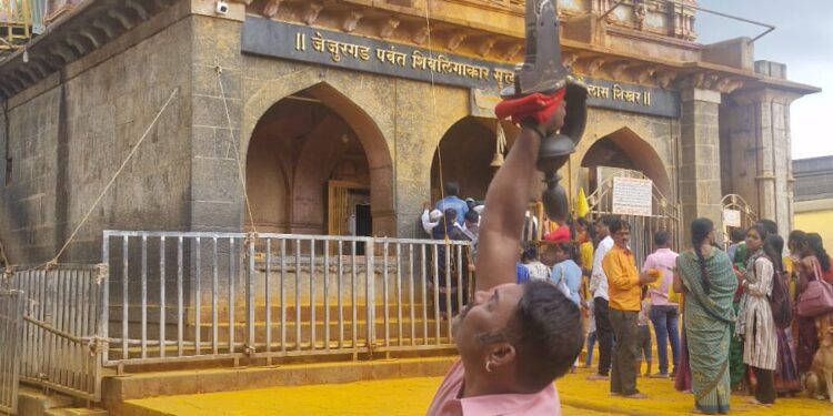 जेजुरीः ट्रस्टीच्या मनमानी कारभारामुळे विजयादशमीचा मानकरी जेजुरीचा ऐतिहासिक ‘महाखंडा’ अद्यापही उपेक्षित; शस्त्राचा अवमान केल्याची नागरिकांनी व्यक्त केली खंत