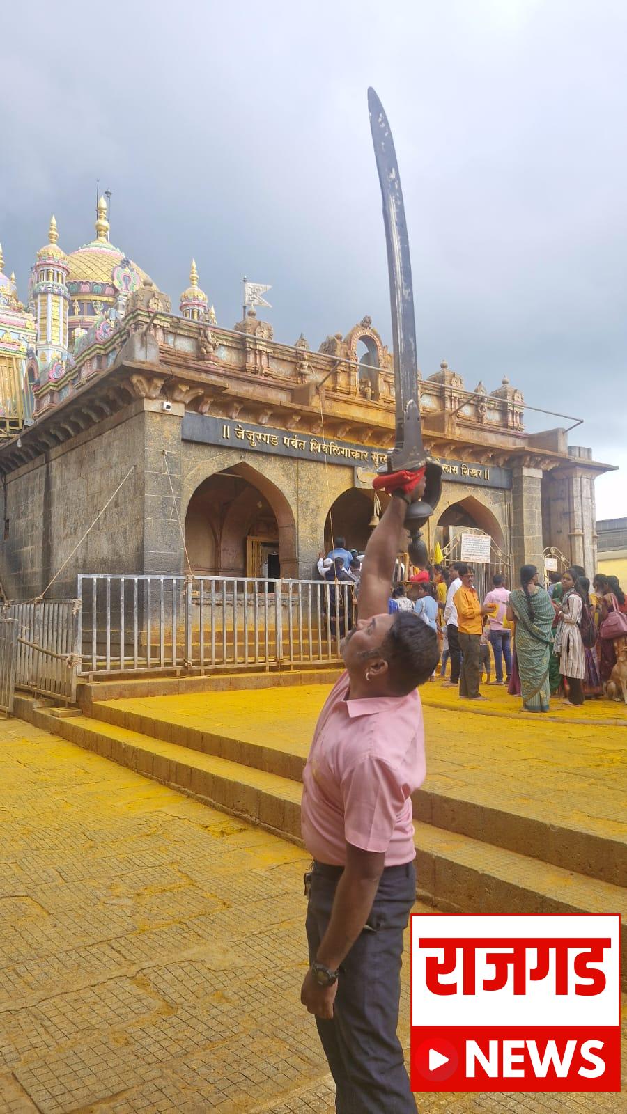 जेजुरीः ट्रस्टीच्या मनमानी कारभारामुळे विजयादशमीचा मानकरी जेजुरीचा ऐतिहासिक ‘महाखंडा’ अद्यापही उपेक्षित; शस्त्राचा अवमान केल्याची नागरिकांनी व्यक्त केली खंत