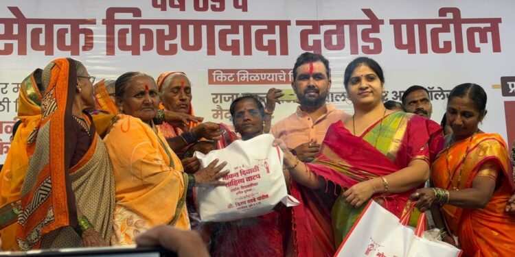 मिशन इलेक्शनः भोरमध्ये किरण दगडे यांच्याकडून जोरदार शक्तीप्रदर्शन; नागरिकांना दिवाळी किटेचे केले वाटप, नागरिकांना केले ‘हे’ आवाहन