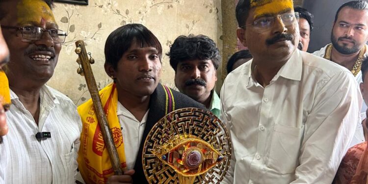 बिग बॅास विजेता सूरज चव्हाण याने घेतले खंडोबा देवाचे दर्शन; गाभाऱ्यात केला येळकोट येळकोट जय मल्हारचा जयघोष