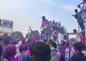 बिग बॅास विजेता सूरज चव्हाणचे मूळगावी जंगी स्वागत; सूरजची एक झलक पाहण्यासाठी मुर्टी-मोढवेत चाहत्यांची अलोट गर्दी!