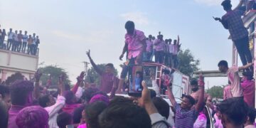 बिग बॅास विजेता सूरज चव्हाणचे मूळगावी जंगी स्वागत; सूरजची एक झलक पाहण्यासाठी मुर्टी-मोढवेत चाहत्यांची अलोट गर्दी!